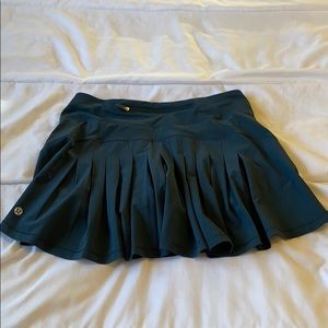 Lululemon tennis skirt GREEN size 4 tall worn once